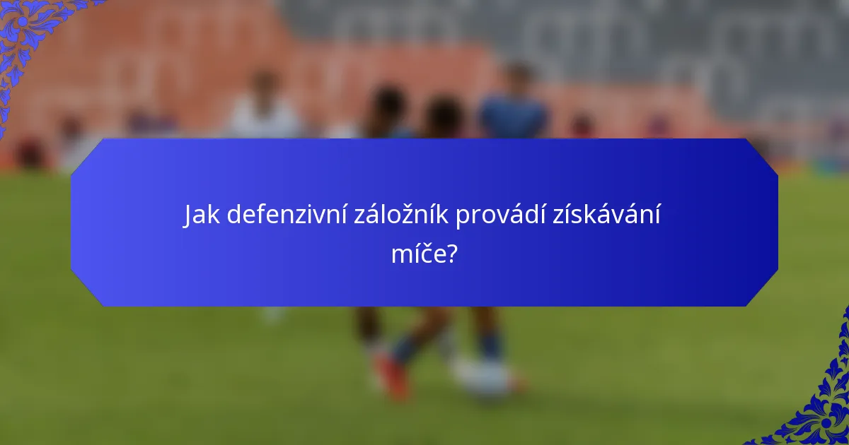 Jak defenzivní záložník provádí získávání míče?